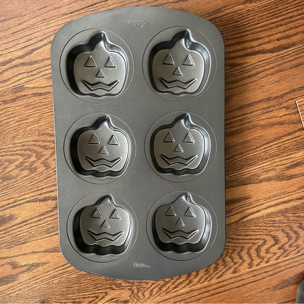 Jack O'Lantern Mini Cake Large Cupcake Pan Wilton Non Stick Halloween